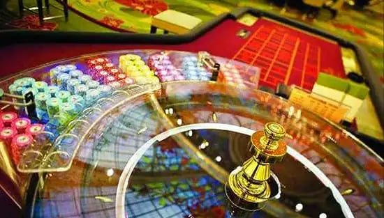 Ilustrasi pengguna menikmati akses mobile gaming sportsbook dan slot online cermin4d